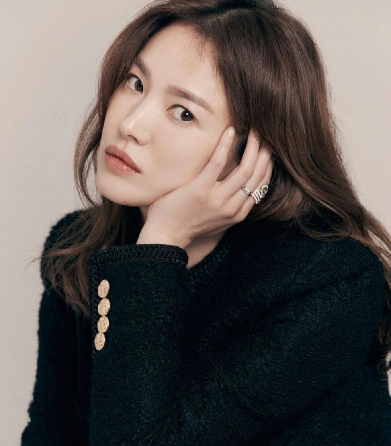 宋慧乔美貌不减当年,黑白配造型温婉知性