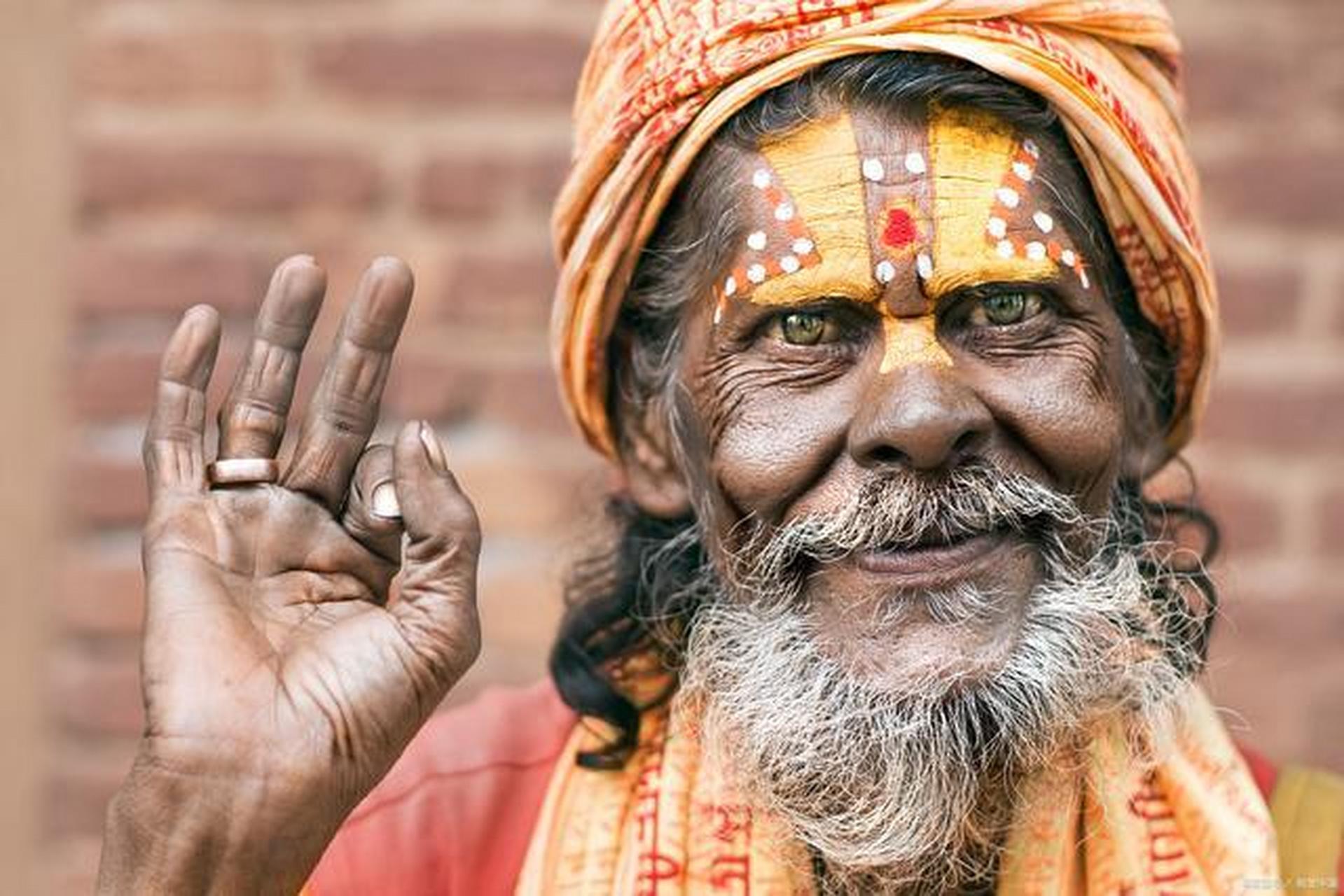 按照吠陀的解释,婆罗门教的核心内容是"业"与"轮回"论.