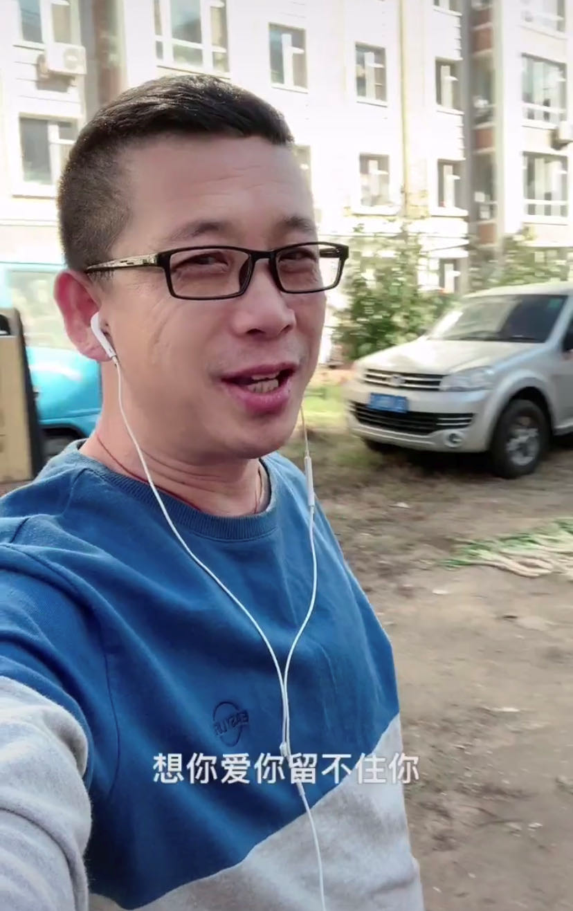 曾爆红的放驴小子于小飞晒近况,49岁娶小23岁娇妻,却住破旧小区