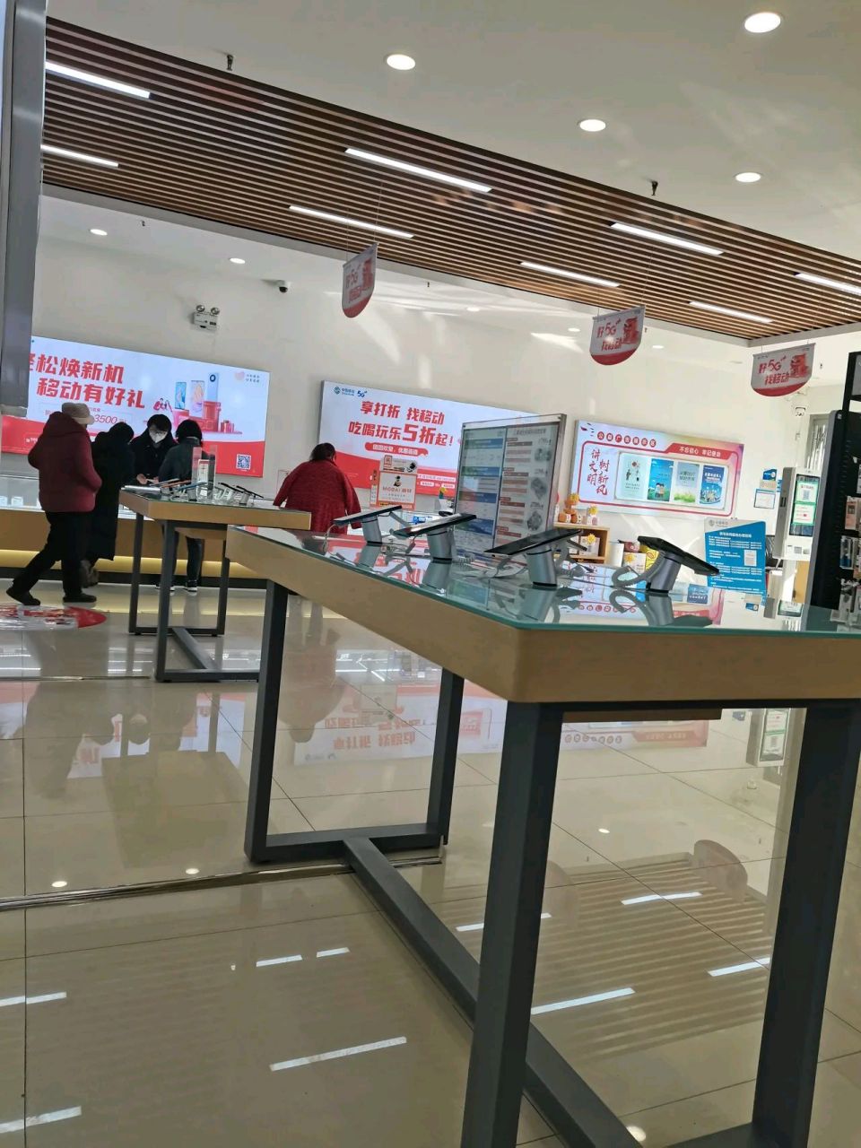 来移动营业厅办事, 在等待区听到两位老人感慨, 排队办业务真磨人.