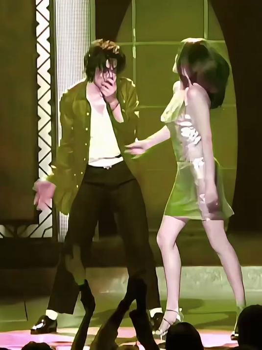 迈克尔杰克逊与美女伴舞同台飙歌比舞,堪称史上最完美的表演