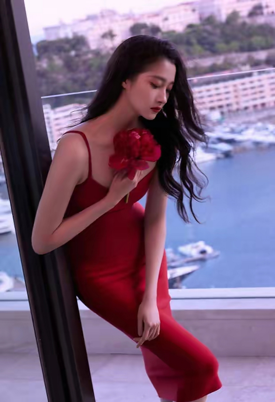 关晓彤吊带红裙明艳动人 手持红花氛围拉满    5月25日,关晓彤发文晒