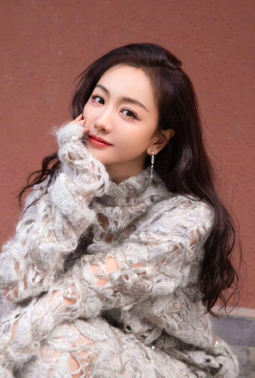 杨蓉晒逛古城美照,毛线长裙穿在身上,看着就暖和,她换了两种发型都