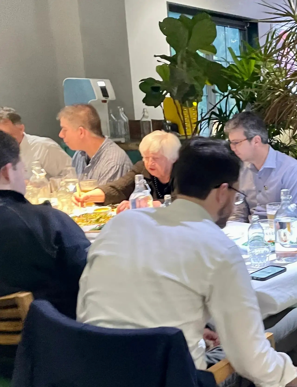 美食博主偶遇美国财政部长耶伦吃云南菜!