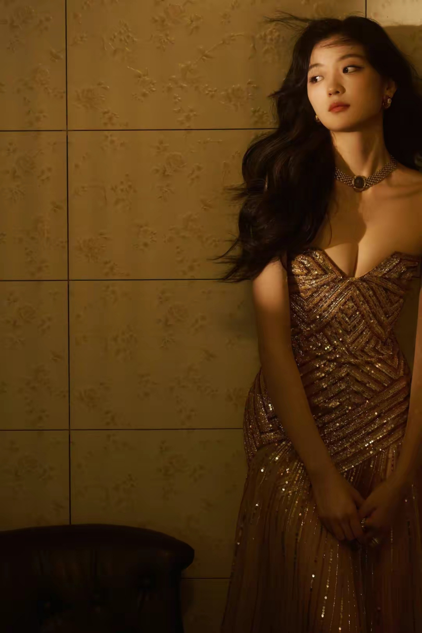 孙千v型连衣裙丰满性感美腿写真