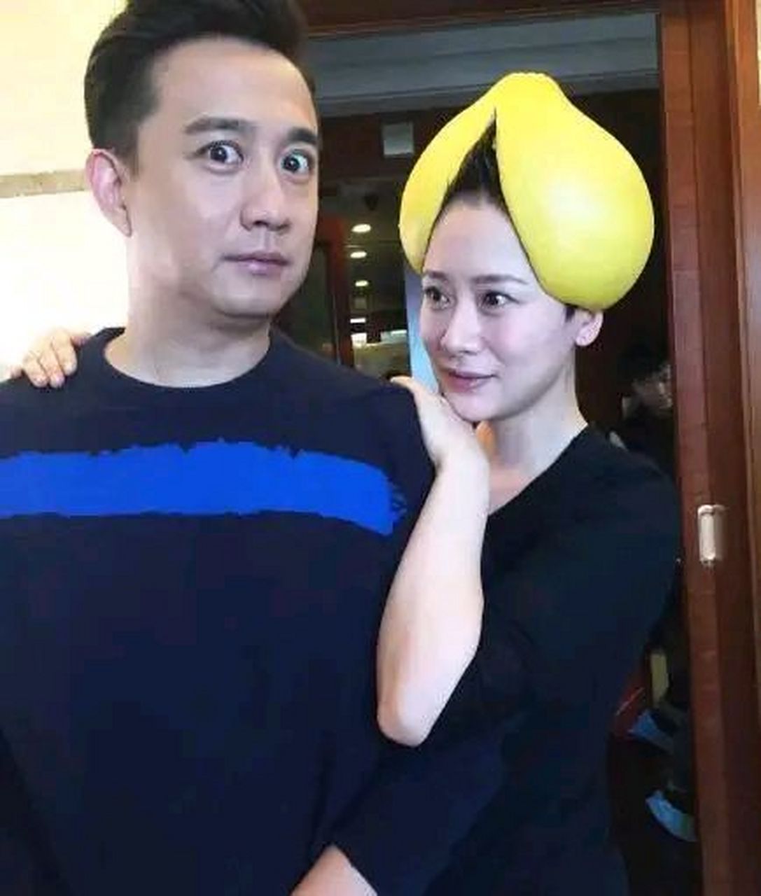 有一次,黄磊看见海清在走廊里抽烟,他冲过去把海清手里的烟一丢,怒火