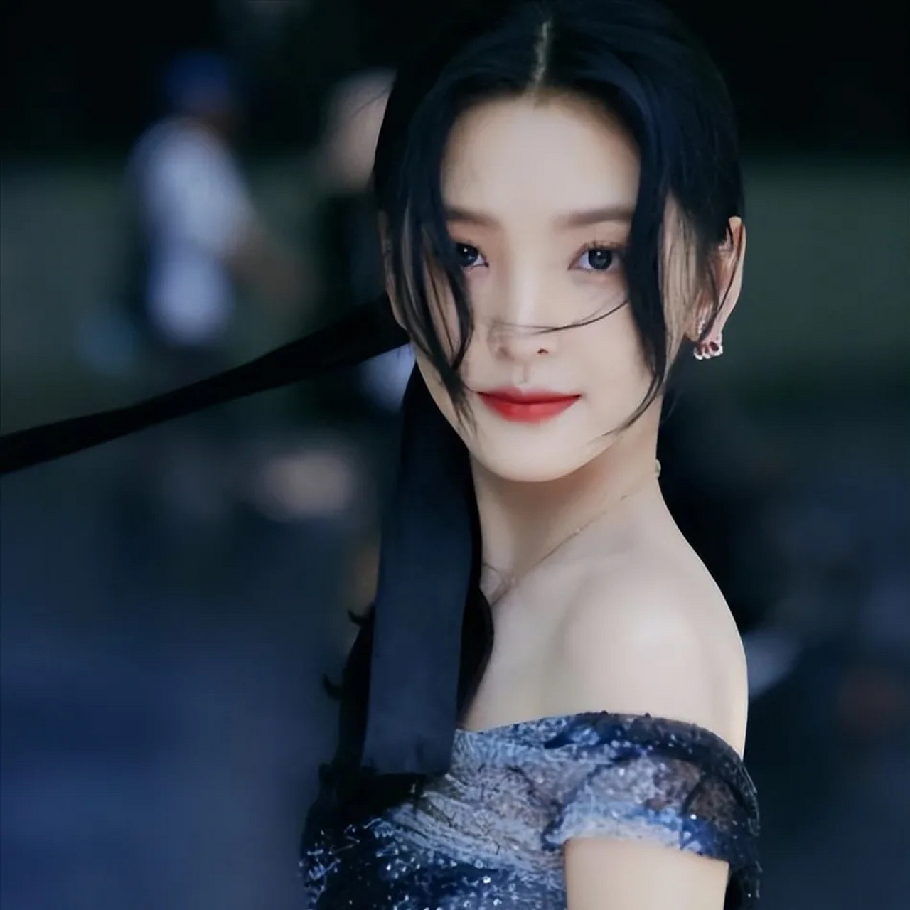 章若楠真是惊艳到我了,一袭一字肩礼服精致浪漫,高级优雅.