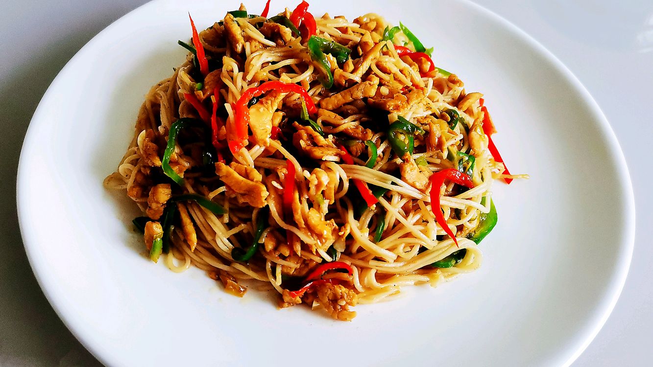 麻辣鸡丝炒面,真是麻得够味,辣得过瘾!