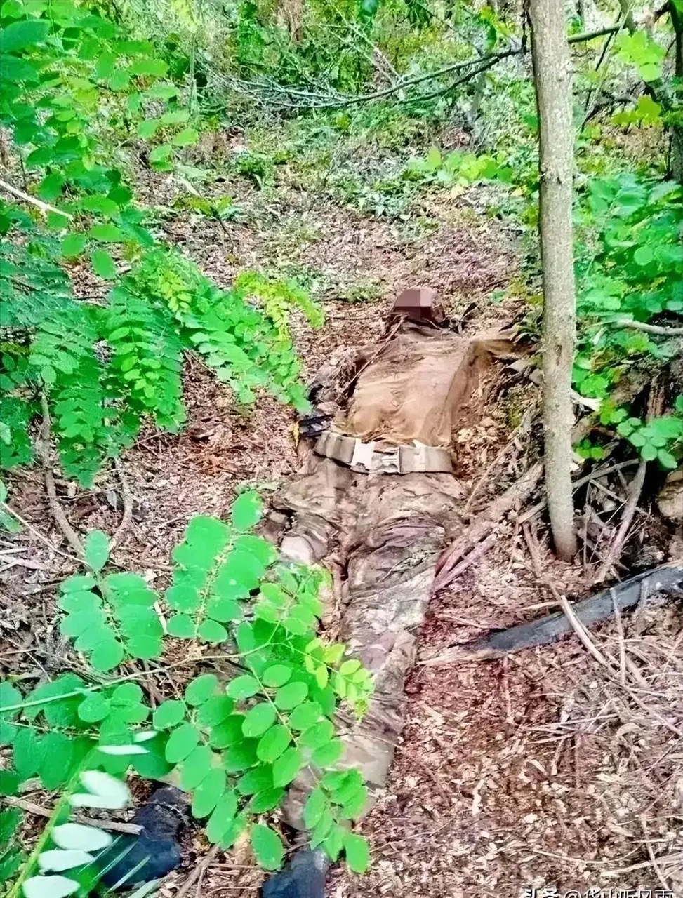 一名乌克兰士兵的遗体遗弃在小树林,看样子已牺牲很久了,肉体已完全
