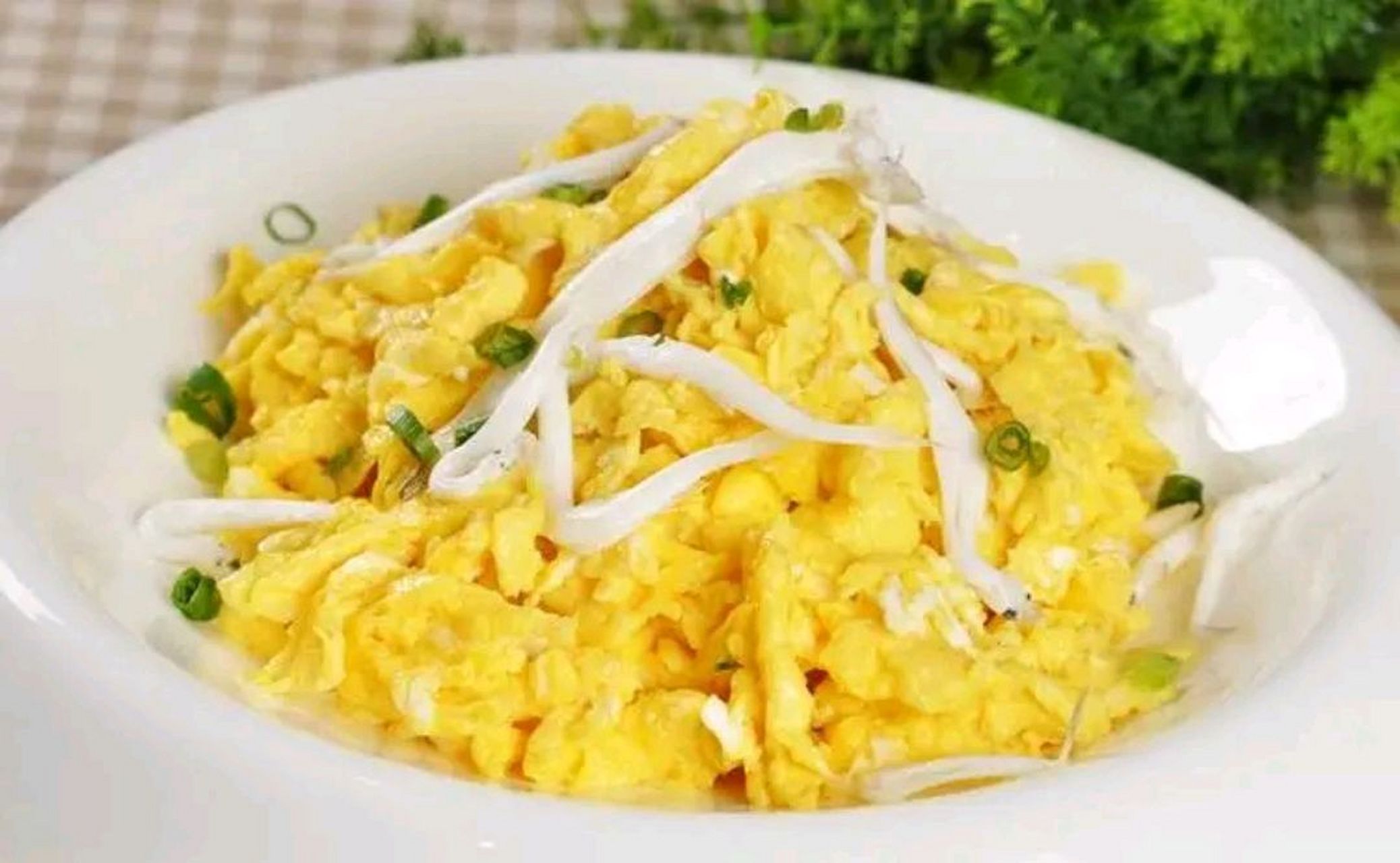 银鱼炒蛋是一道色香味俱全的传统名菜属江苏菜,营养价值高,含丰富蛋白