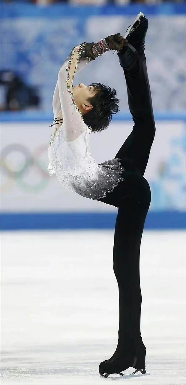 不知道为什么,每次看到他穿这套衣服做贝尔曼旋转,我都觉得比穿其他