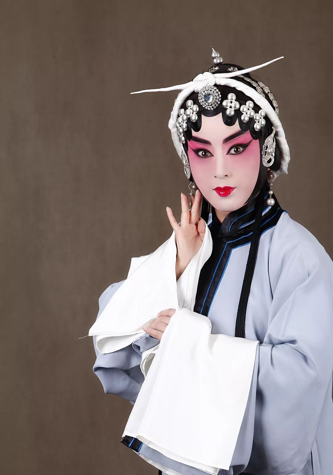 京剧名家姜亦珊早早离开,王奕謌发文送别,同行之间更多惺惺相惜