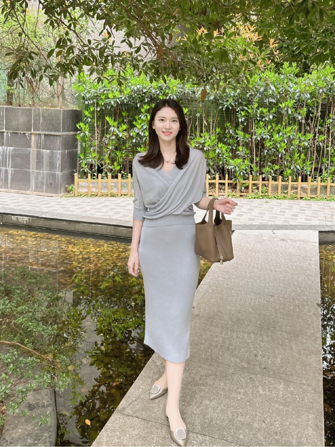 今天是温柔淑女的知心姐姐穿搭上班遇到领导还被夸奖穿搭得很漂亮