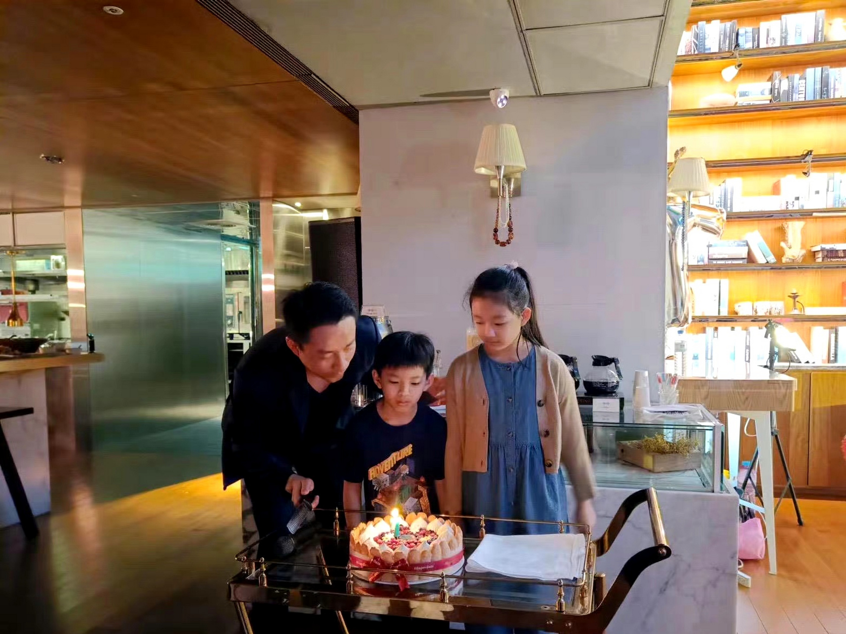 朴攵优险,汪小菲回台湾为小儿子庆祝7岁生日,并晒出了与小玥儿