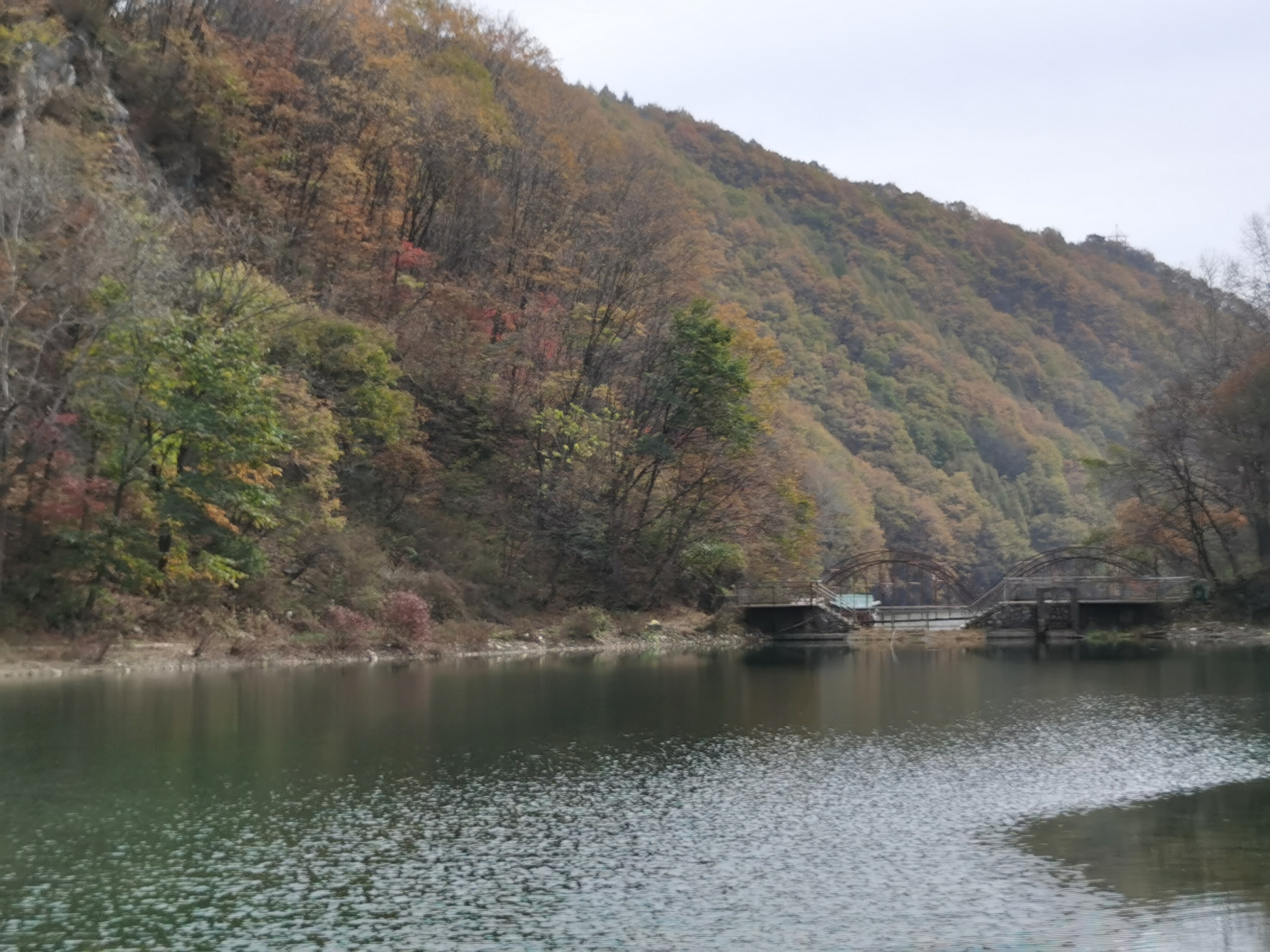 青山湖,位于吉林省白山市,离市区很近,我们去的时候已是深秋季节,湖光