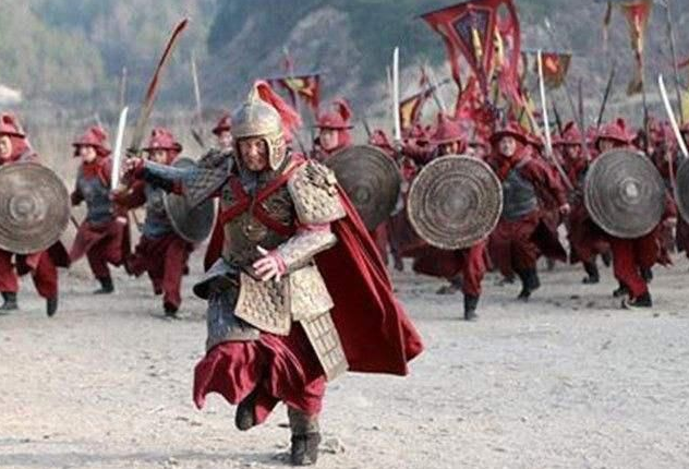 古代打仗时,前排士兵明知会有生命危险,为什么还要冒死往前冲?