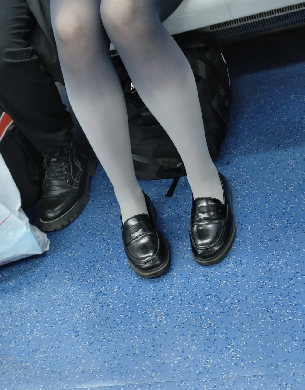 地铁随拍#丝袜# #美腿丝袜高跟鞋# #时尚街拍
