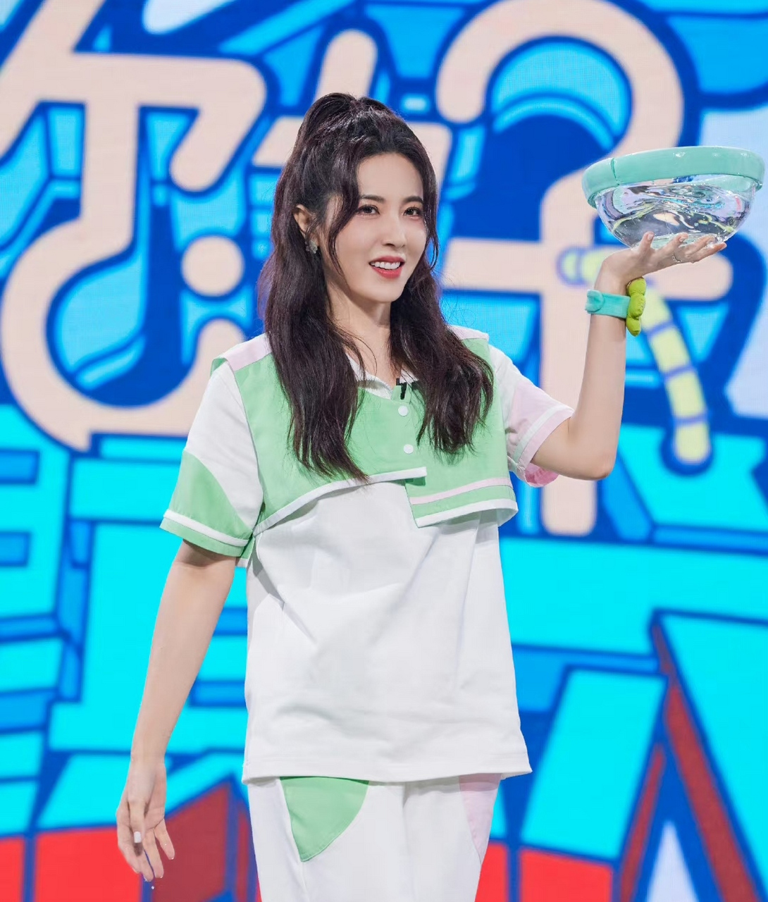 曾黎录制综艺发量太厚实了,她学年轻小姑娘半扎高马尾,一下子就减龄