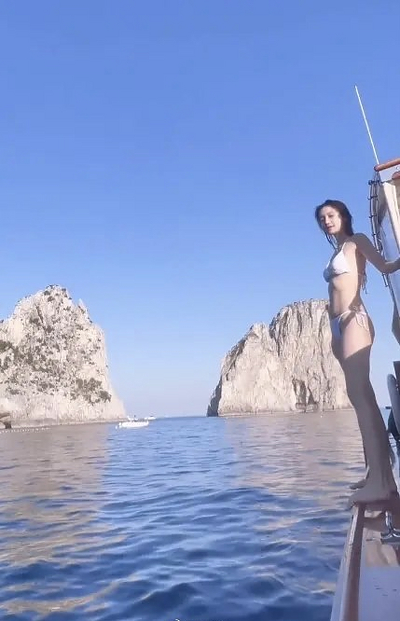 杨颖这一次晒出自己的泳装照,穿着比基尼跳海,晒美拍,网友们都慕了