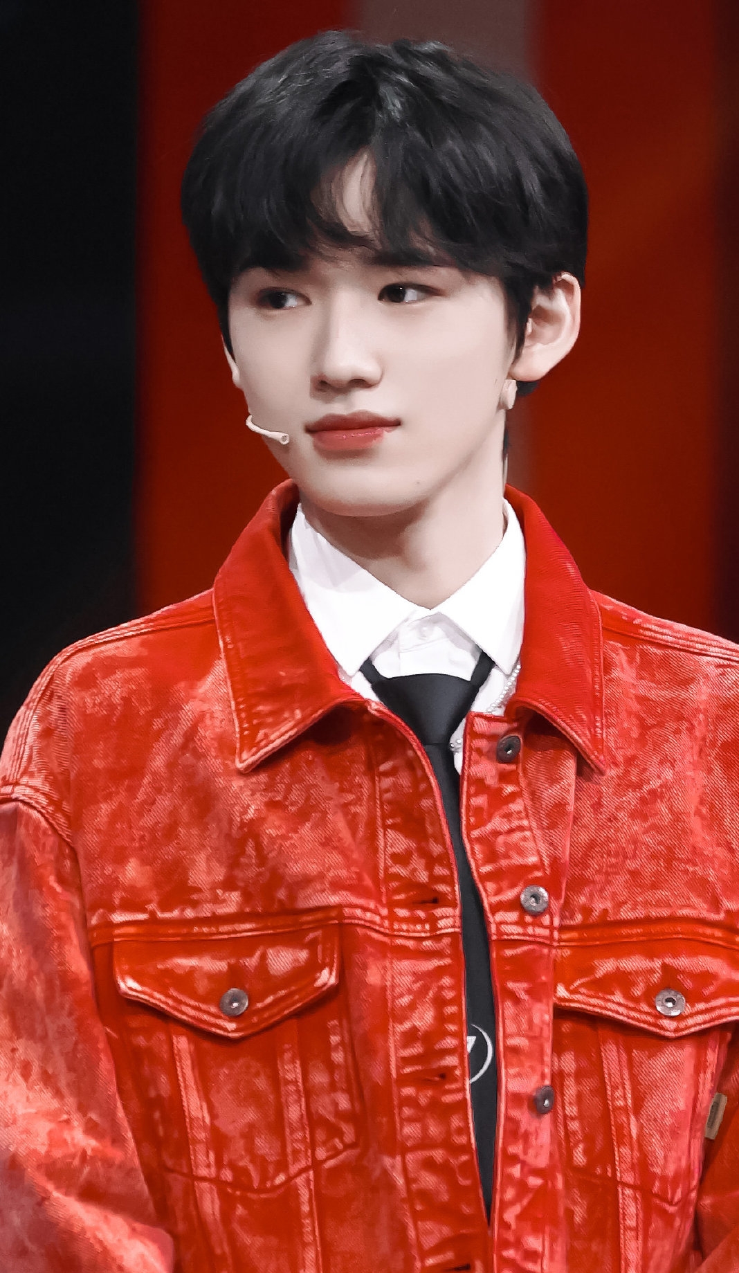 宋亚轩红色西服图片:全世界你最可爱