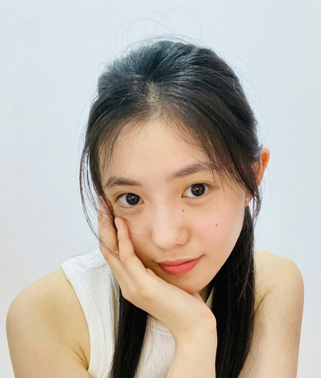 有一说一,刘浩存的生图颜值是真的落落大方,有一种自然而然的破碎感.