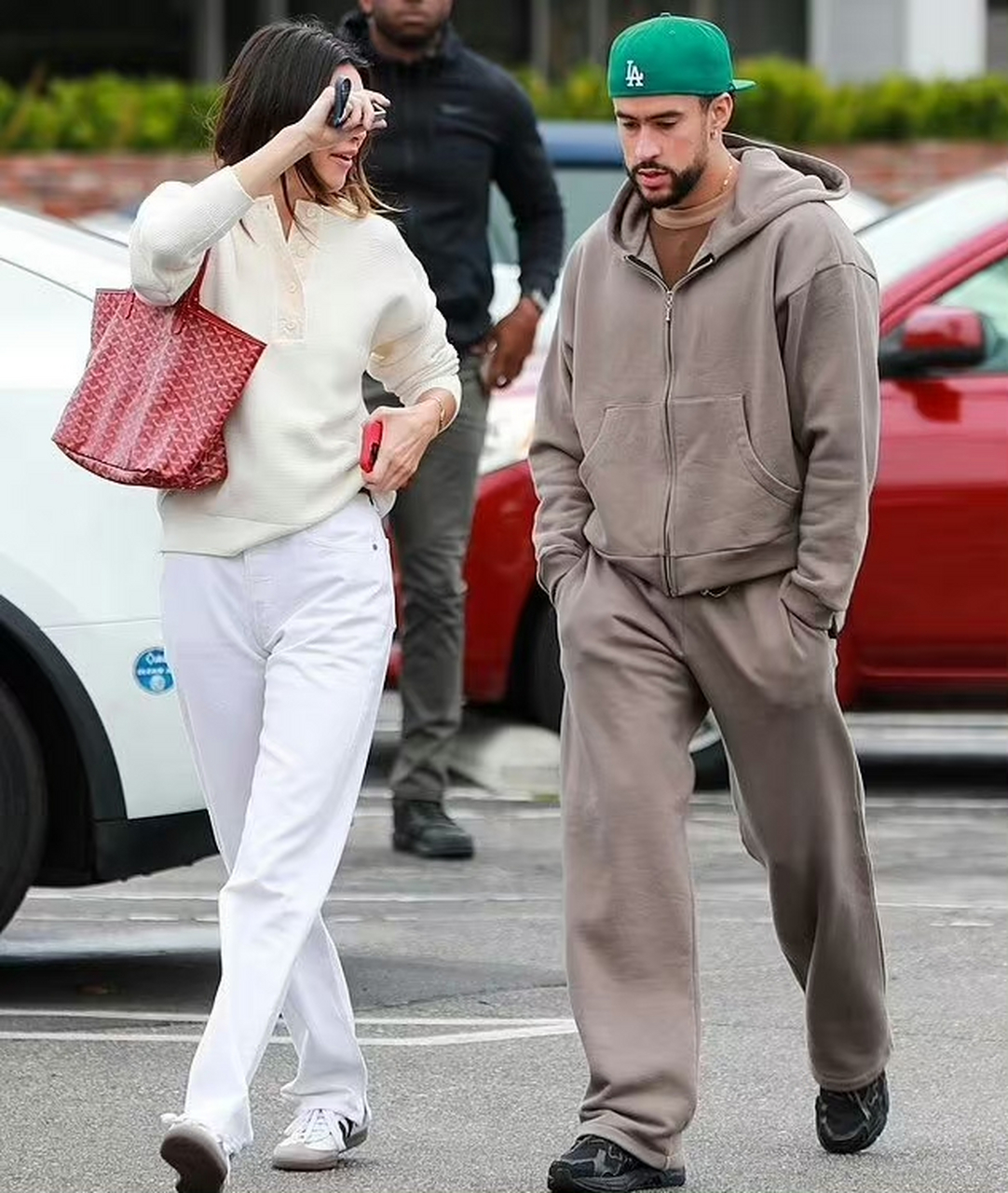 肯豆kendall jenner和男友bad bunny在比弗利山庄外出街拍