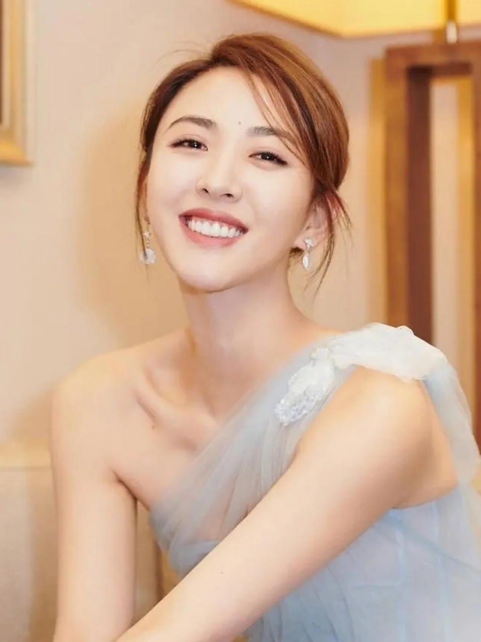 徐小飒的演技很精湛,外在条件很出色,很容易让大家记住,而并是很多女