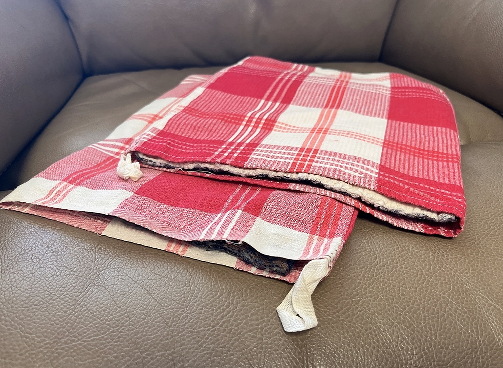 婆婆从农村老家给宝宝拿来了自己做的尿布,用的是一些旧床单和旧衣服