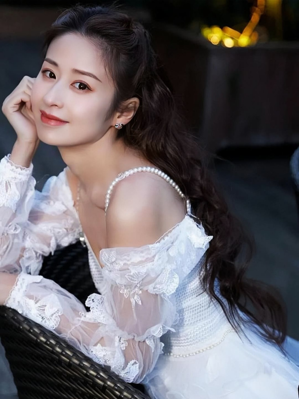 颖儿原名刘颖,出生于湖南省常德市,毕业于中央戏剧学院,中国内地女