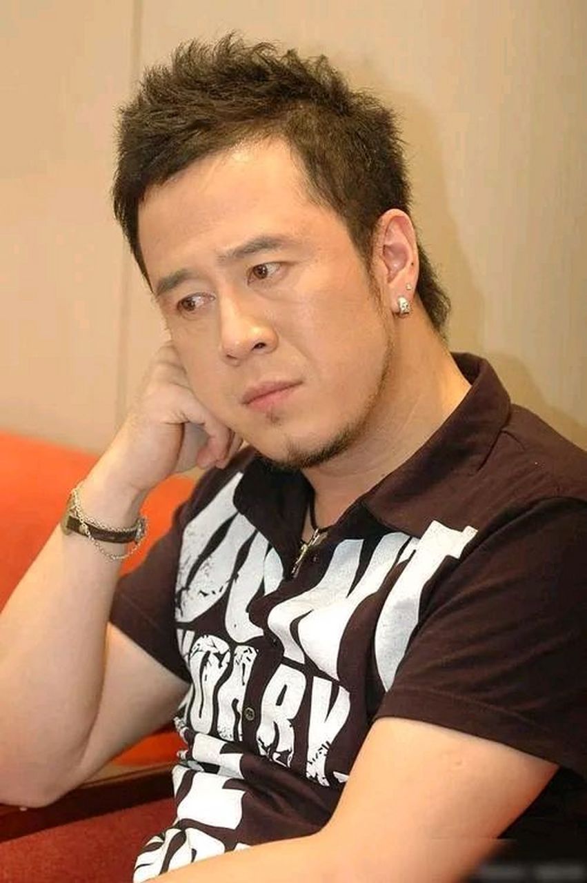 歌星杨坤一直没有结婚,有一次,那英就对着他说:"你看你这也老大不小了