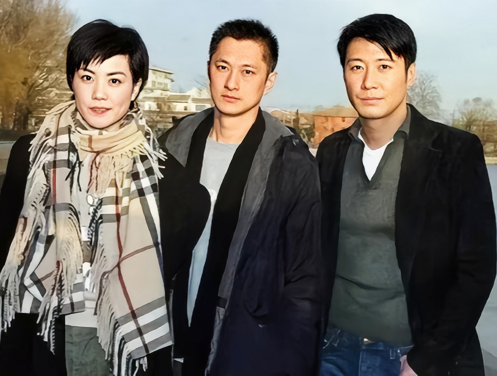 拍照时,能站在歌后王菲和天王黎明的中间,看来此人在影视圈中的祷位