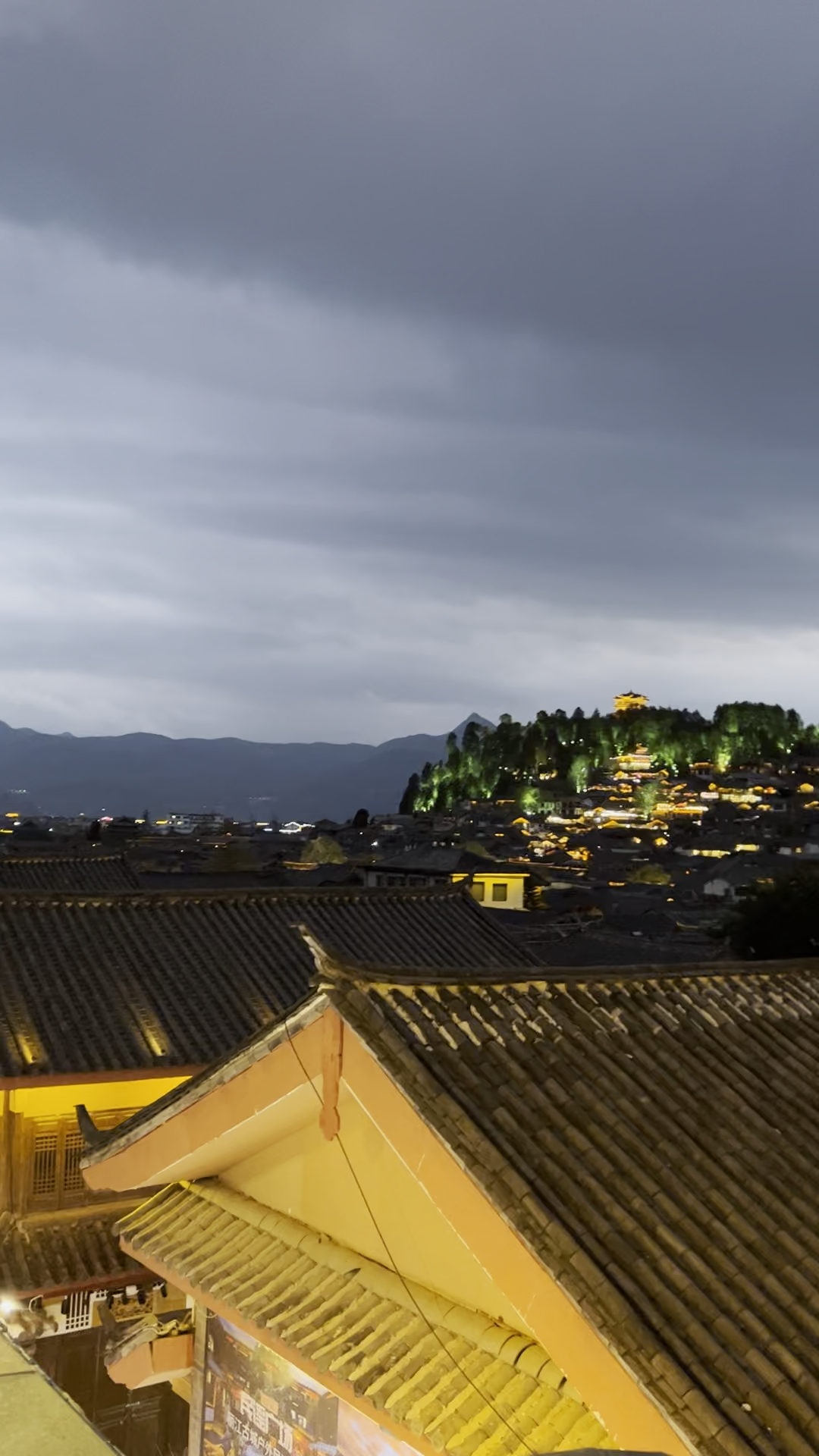 丽江古城的晚上,大研花巷清新平静-度小视