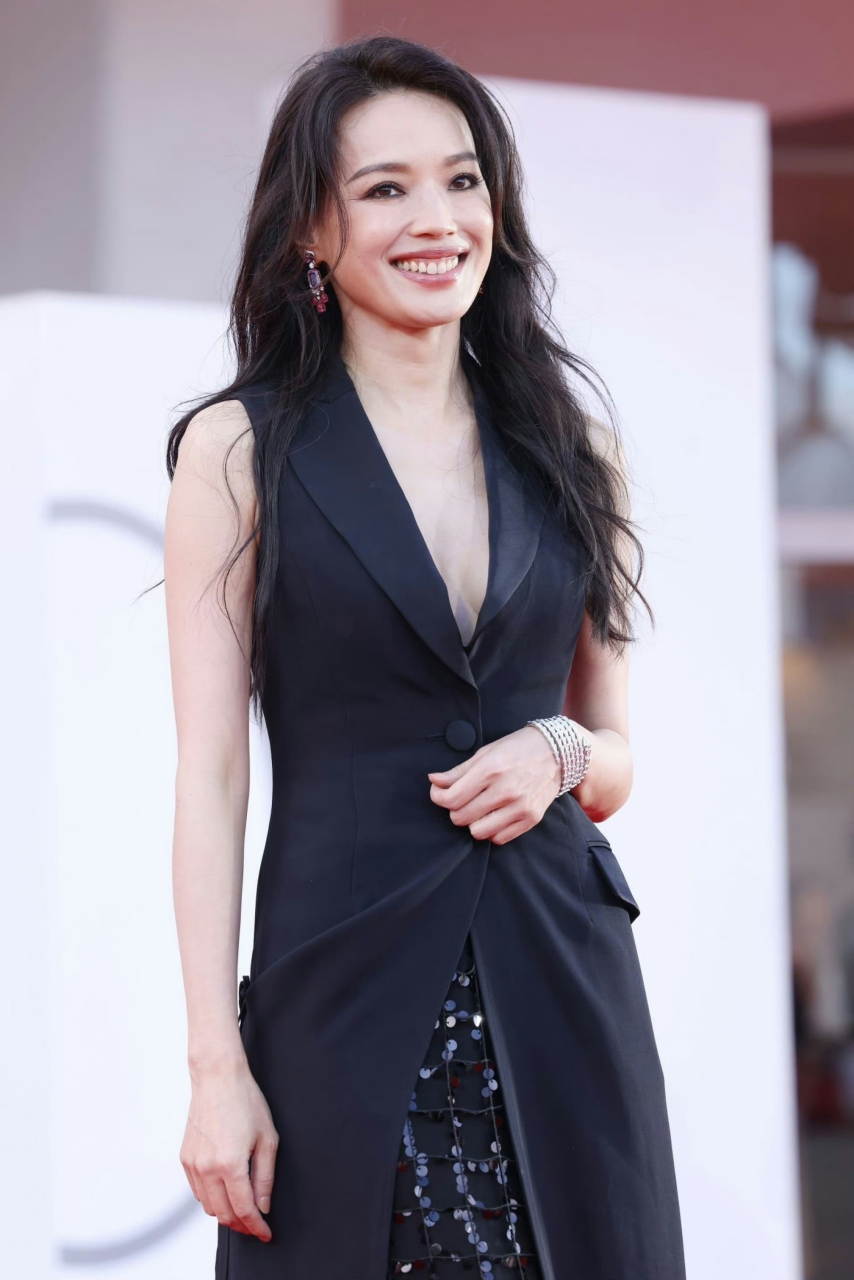 舒淇出席"威尼斯电影节"红毯造型图赏 #每日娱乐播报# #美女
