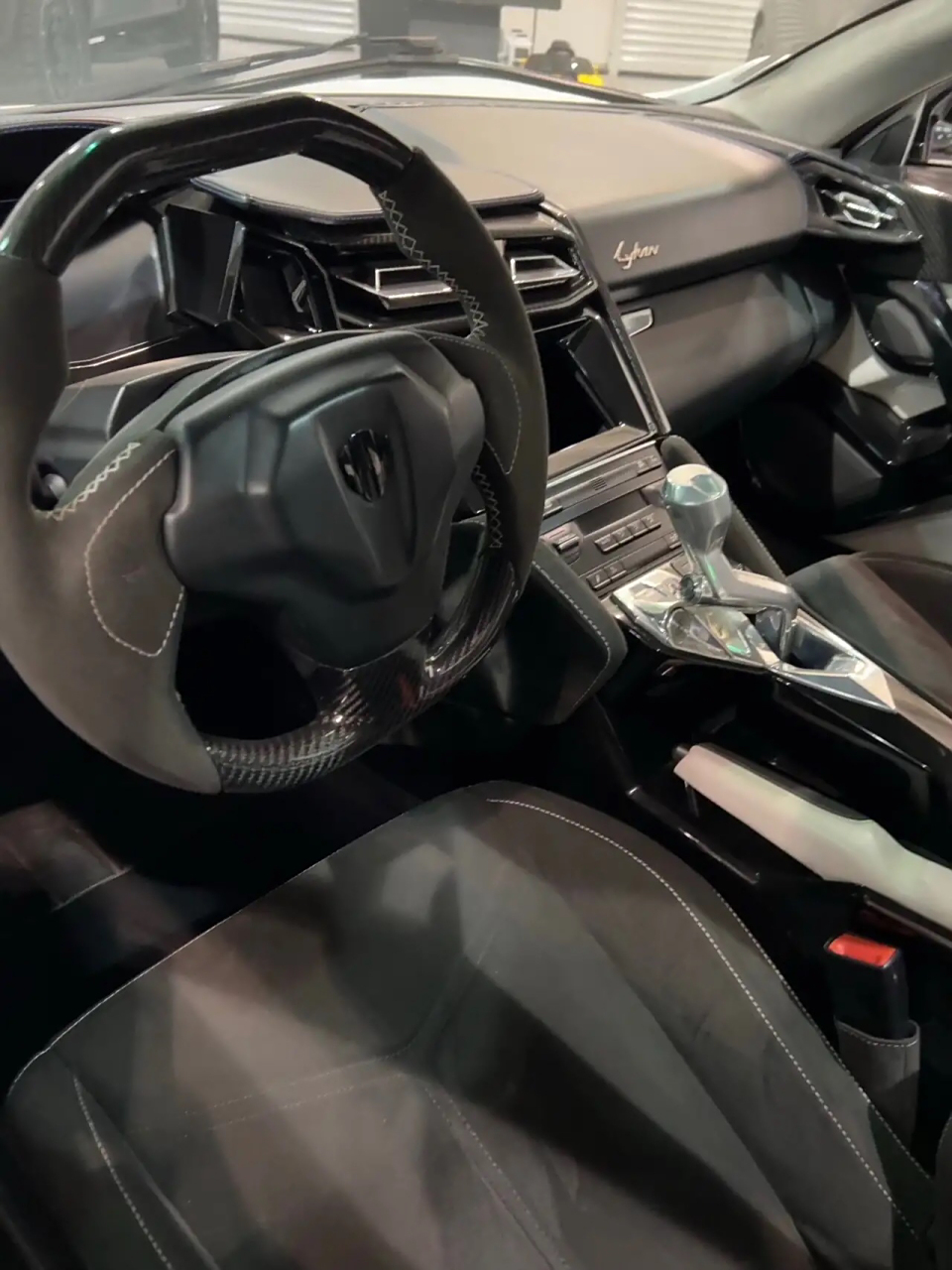 莱肯超跑全球限量7台,早年宣传的是早已经卖完,实际上这个工作室内