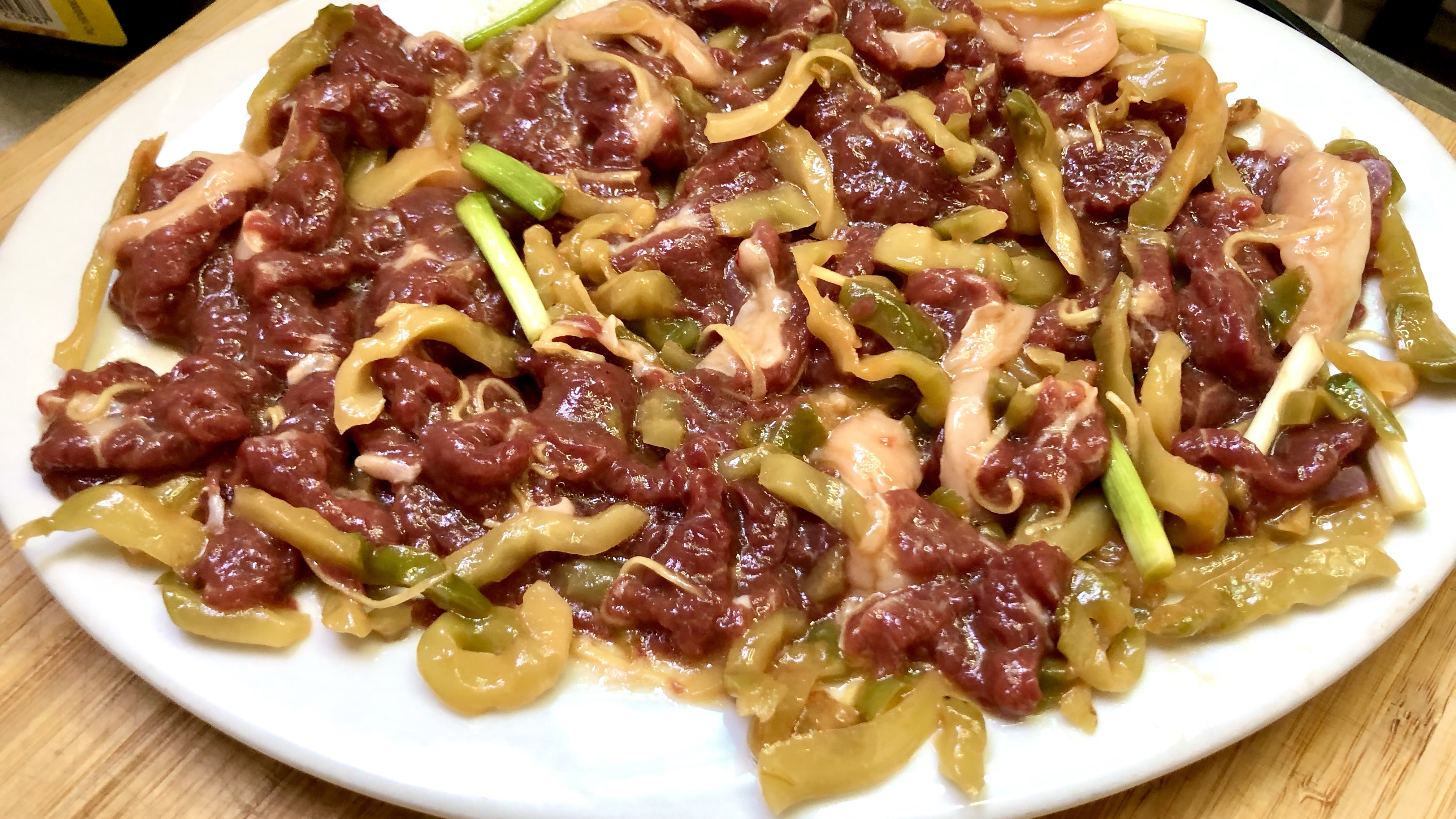 广东人蒸牛肉真好吃，3分钟就可以出锅，榨菜蒸牛肉