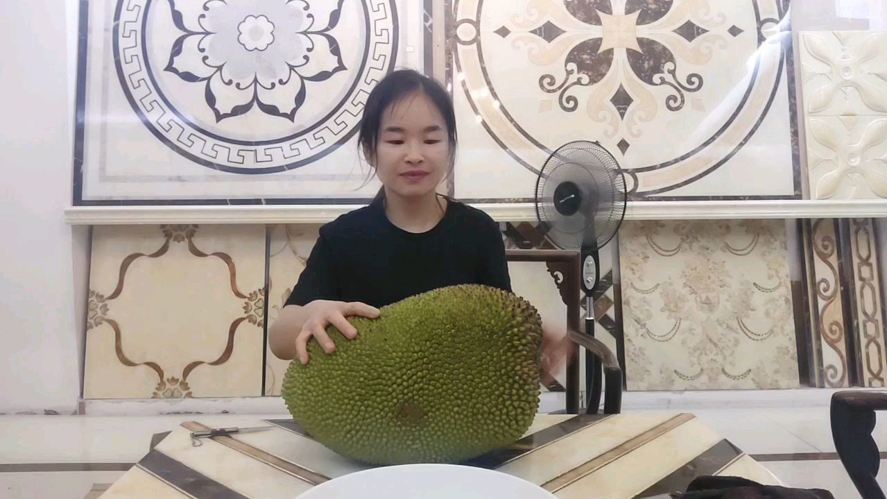 周周网购了个十多斤重的菠萝蜜,切开后直呼被坑了,什么情况