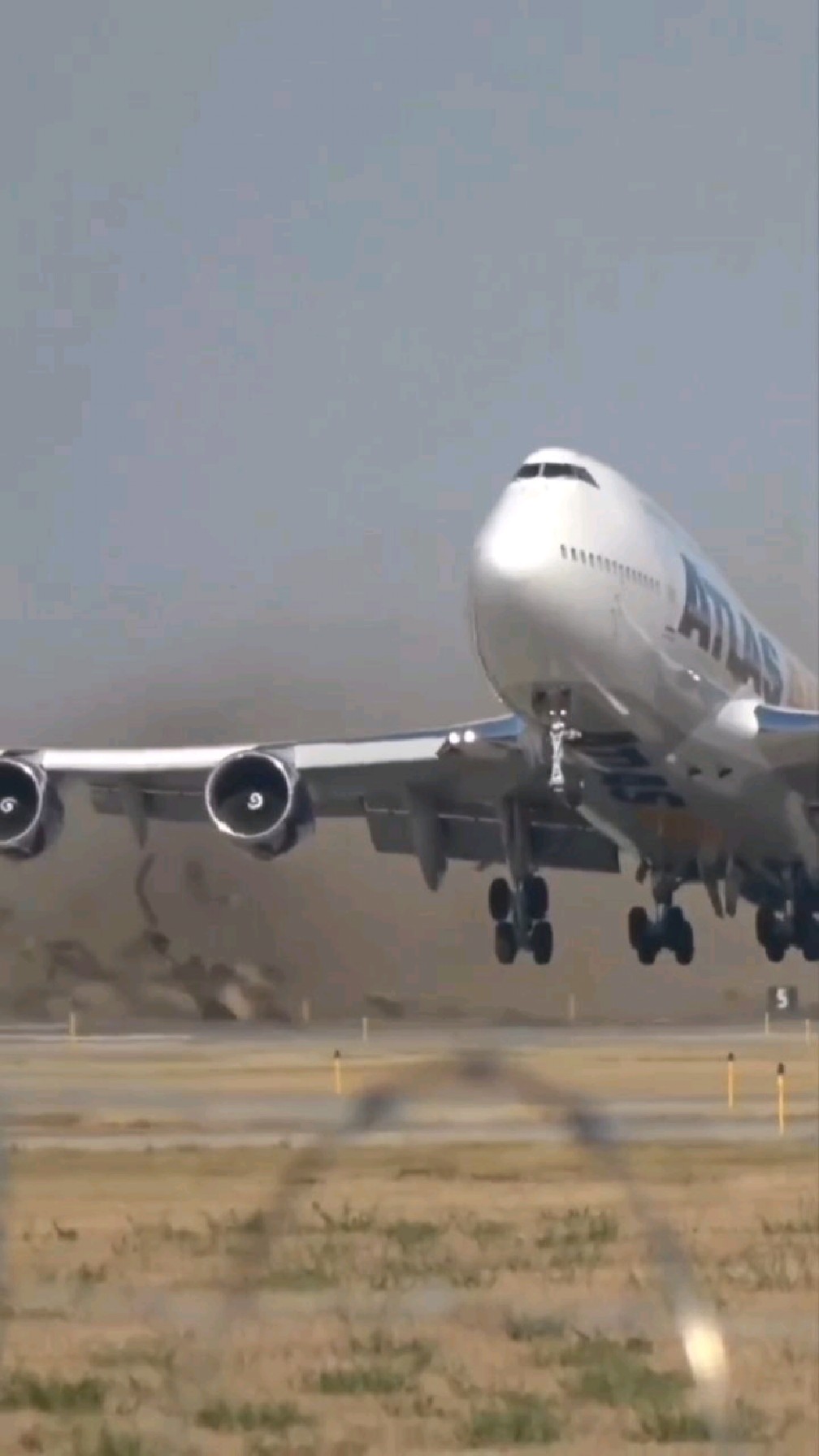 动力强劲的波音747,在地上扬起尘土