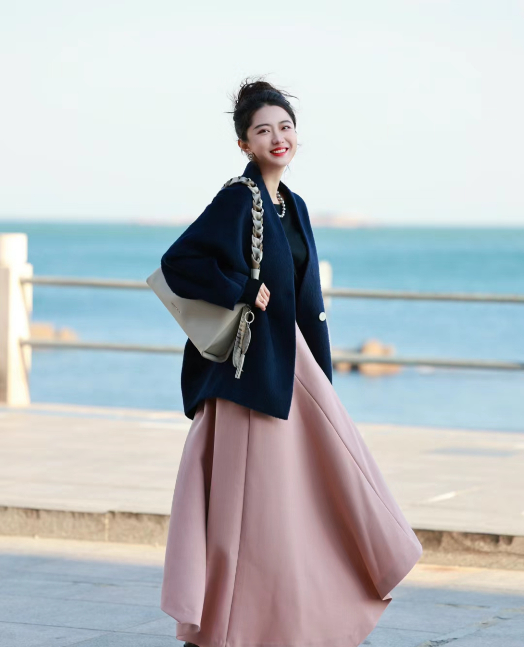 深蓝色上衣搭配粉色半身裙,呈现出不一样的视觉效果,颜色形成了很明显
