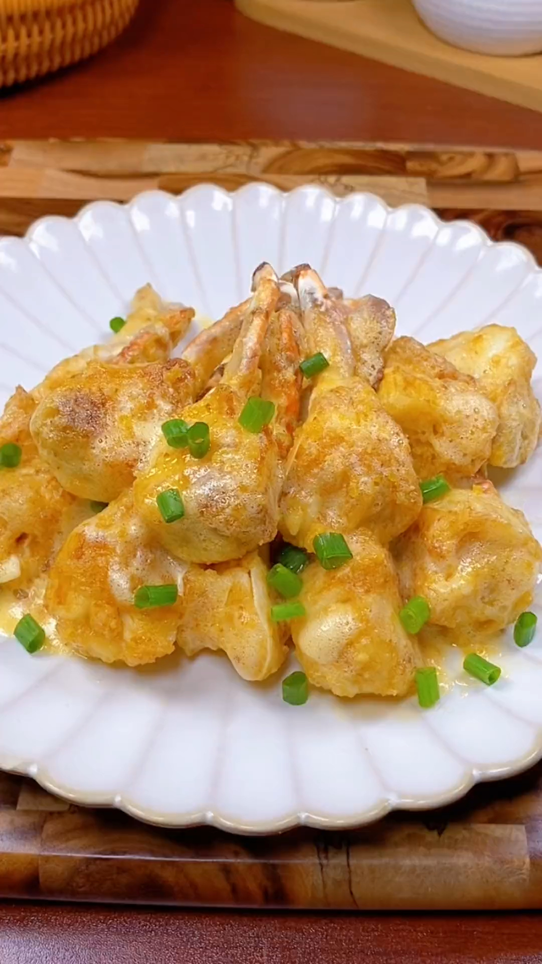 咸蛋黄焗梭子蟹,咸蛋黄的咸香味包裹着姜蟹的鲜味,太好吃了,推荐您试