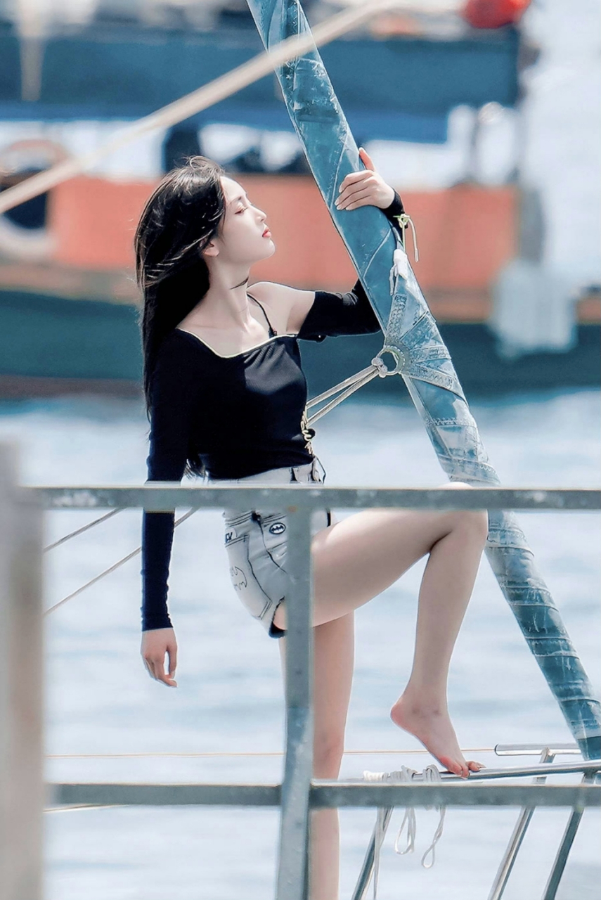 吴宣仪  海边玩耍秀美腿