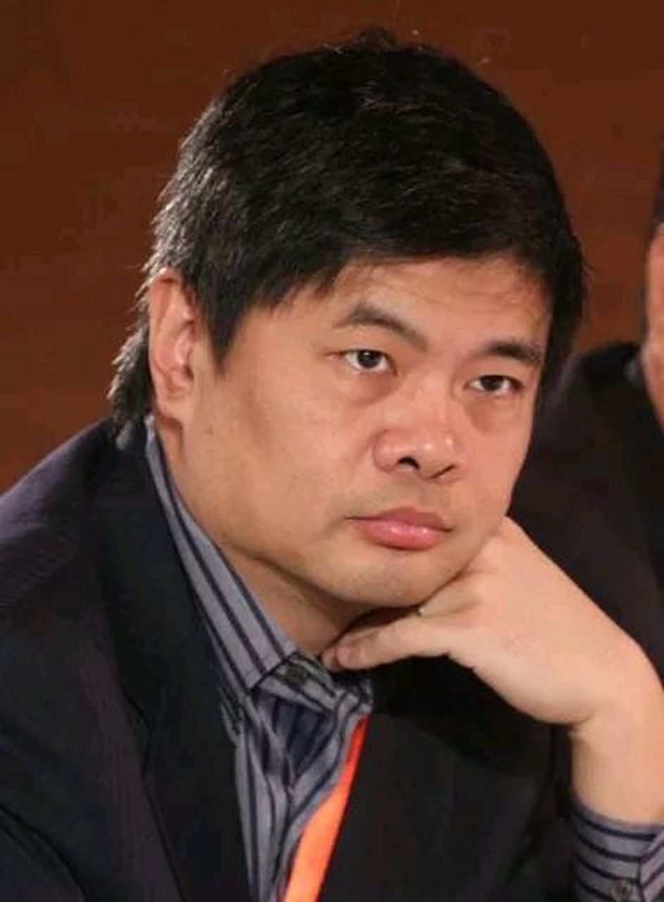 当年,42岁的亿万富翁丁健爱上了36岁的主持人许戈辉,他对妻子坦言:"给