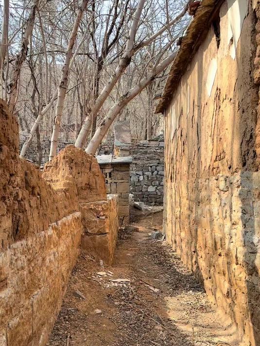 济南章丘官庄大山里的水峪古村,古老的山村街道