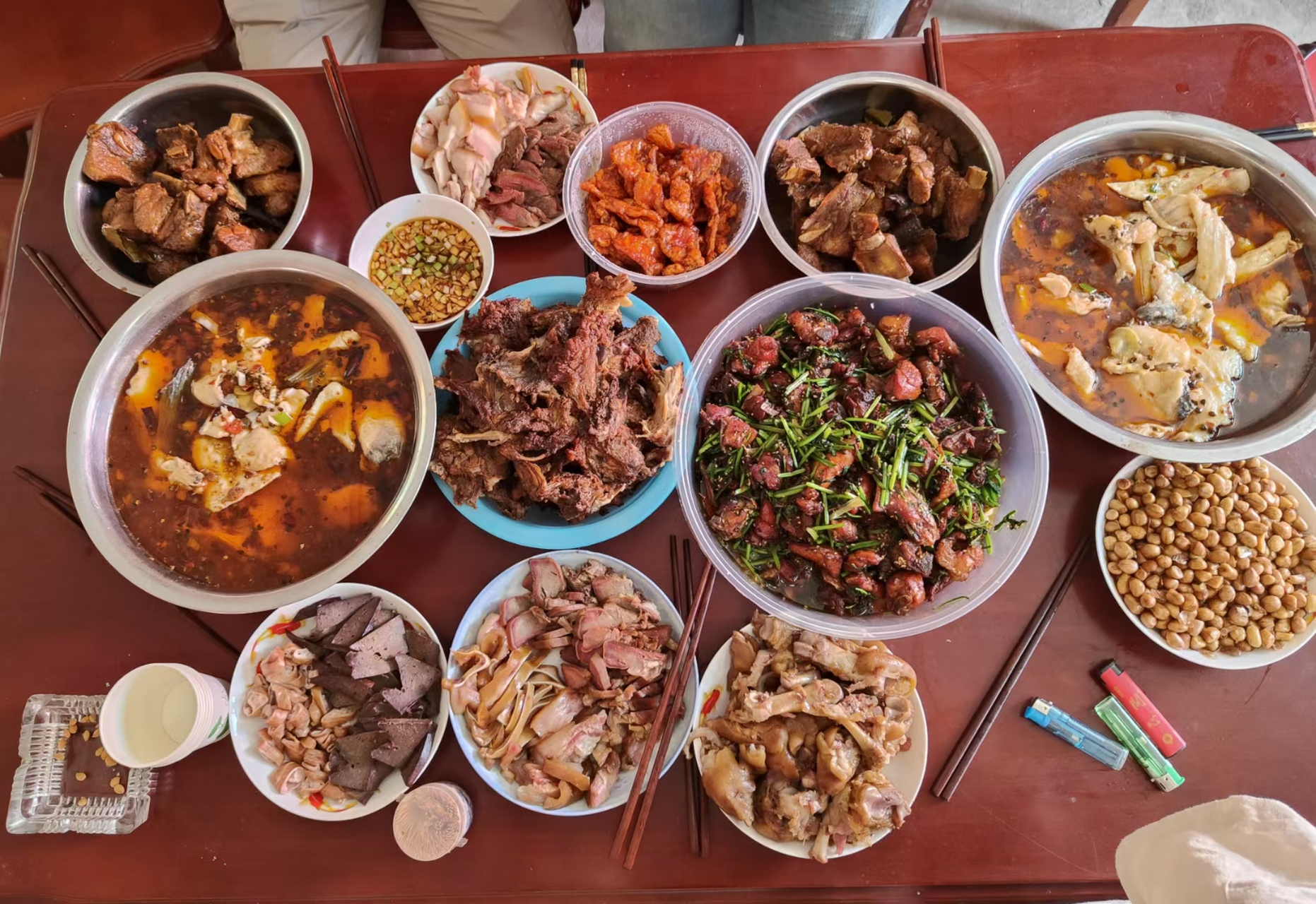 这样一桌菜过生日是不是平时都不吃肉的,过生日一顿补补