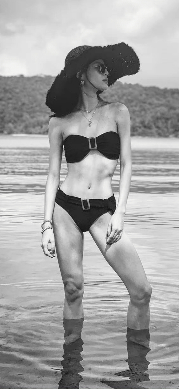 钟楚曦泳装写真,美是美,就是太瘦了