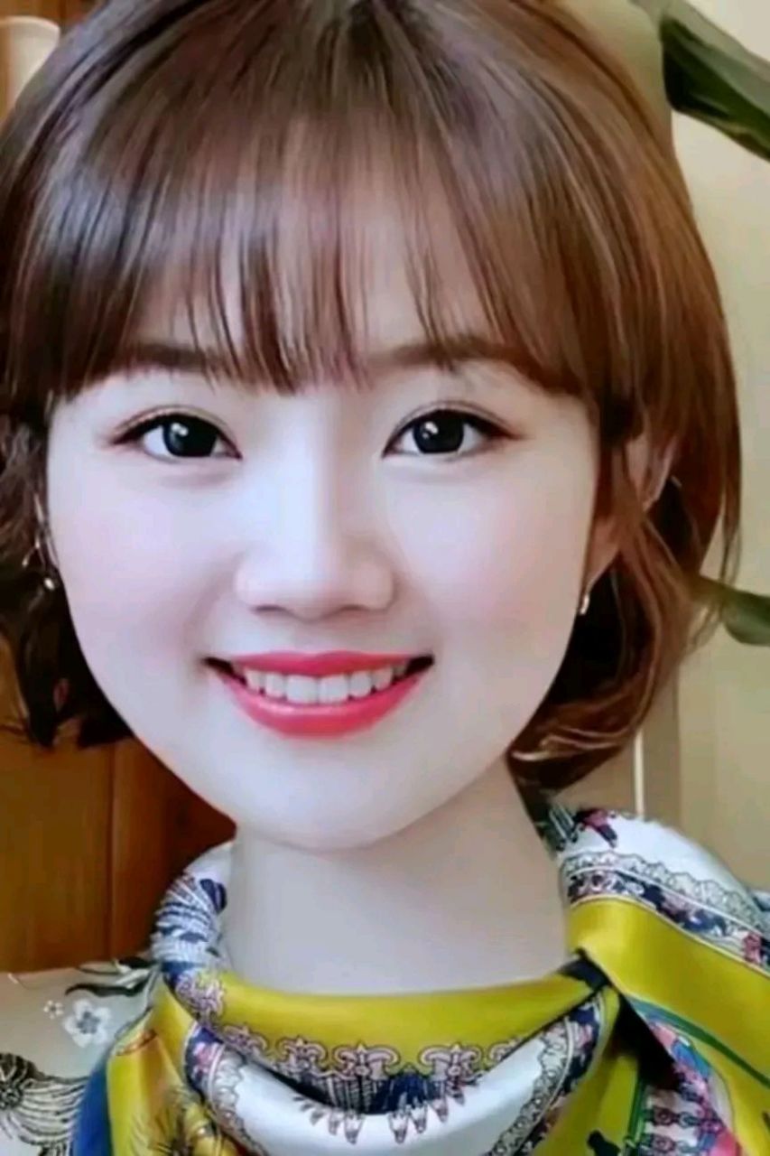 樱桃小口糯米牙 杏眼秀眉小苹果 微笑犹如鲜花开 迷人迷心让人猜 百度