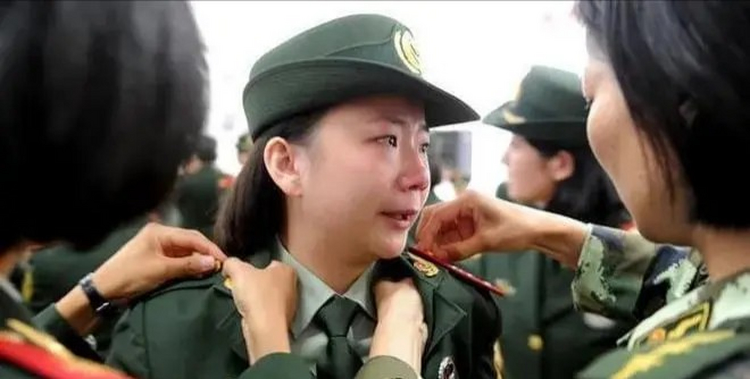 有个女战友,满20年军龄,中校军衔,技术9级的时候,也就是2008年底,由于