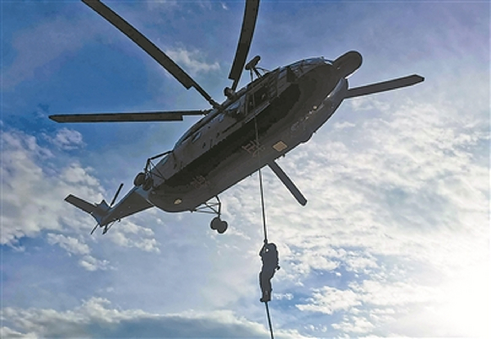 中国海军陆战队就是勇敢,敢从蓝天上跳下,敢从海面飞行.