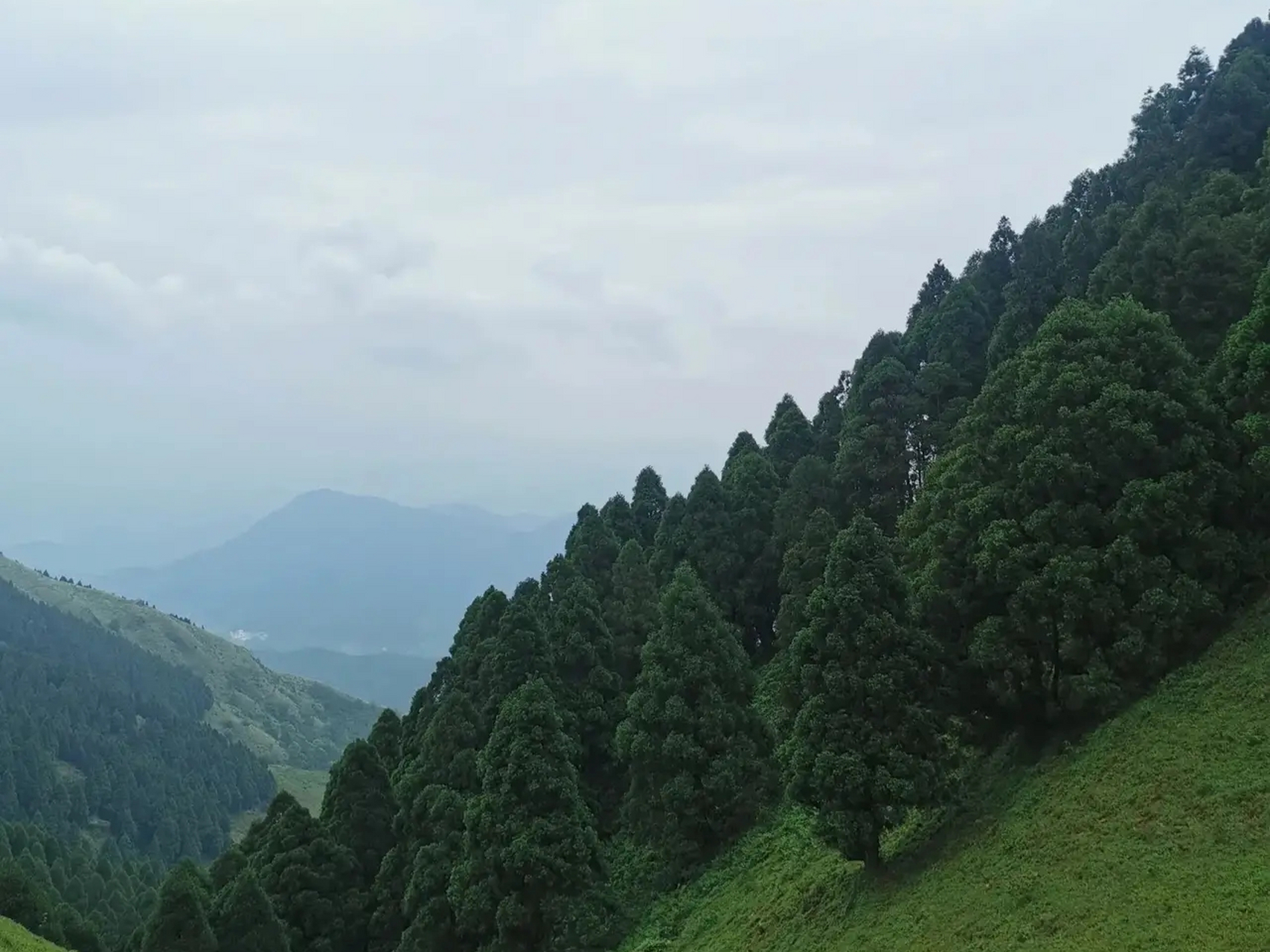 曾古称龙虎顶,位于天堂山的一部分,坐落于容县黎村镇联村满洞,处于