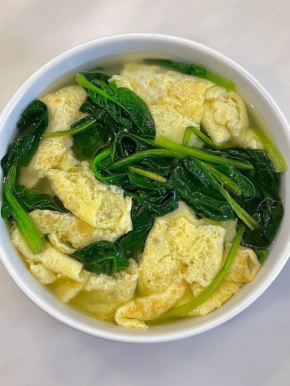 分享巨好吃的鸡蛋菠菜汤!巨鲜甜,汤汁好喝!简单易做! 食材:鸡蛋,菠菜
