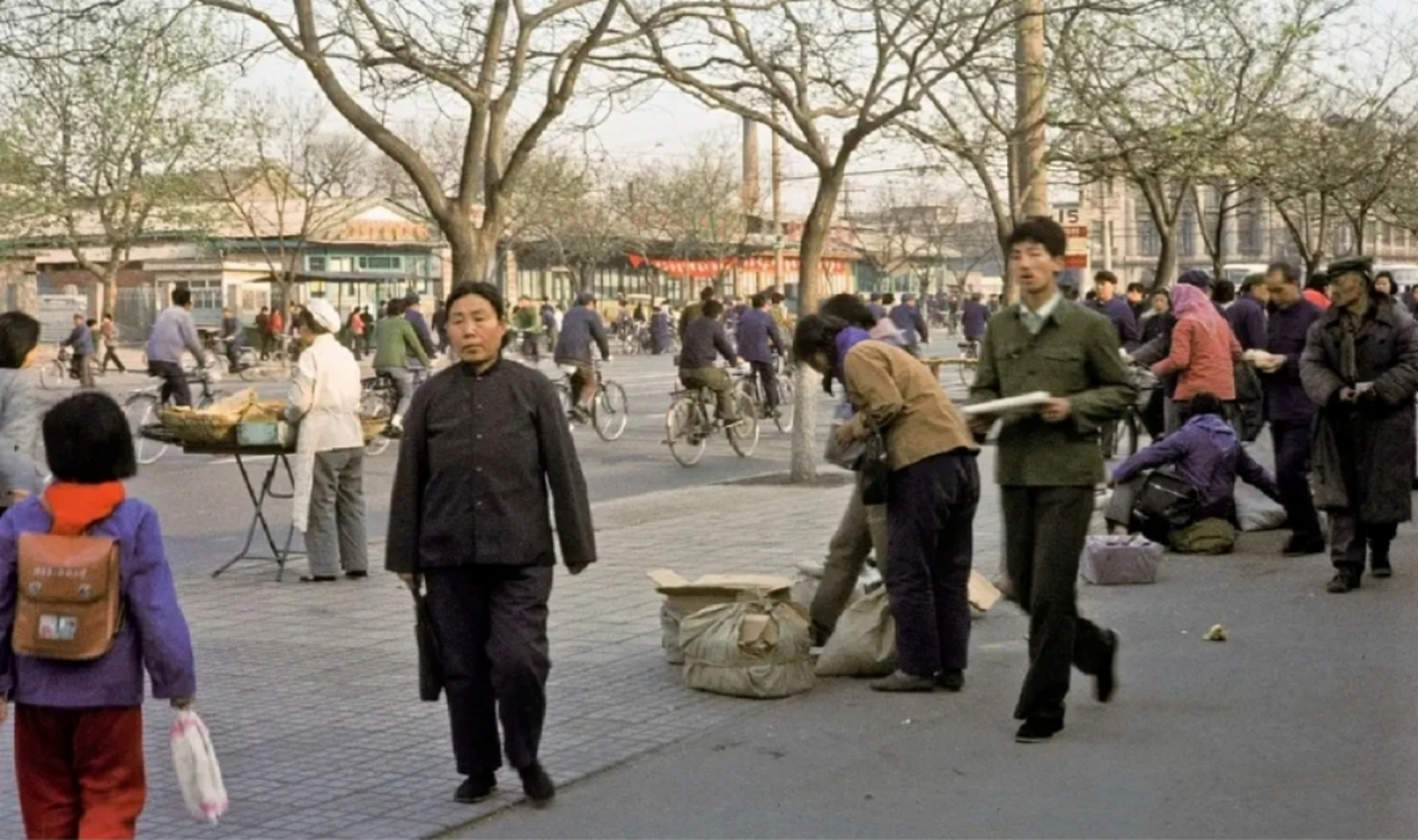 1982年,北京街头老照片!步行的人,骑自行车的人很多!